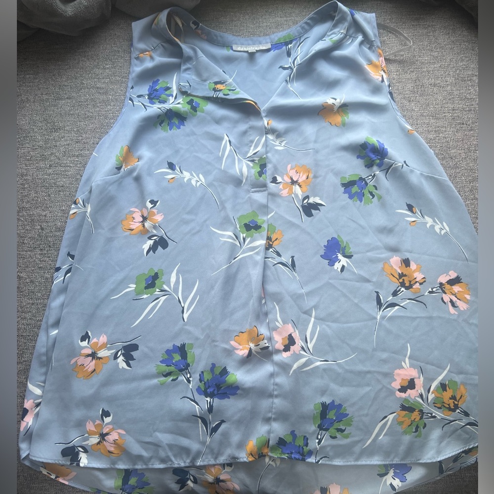 Sleeveless split neck blouse with floral details